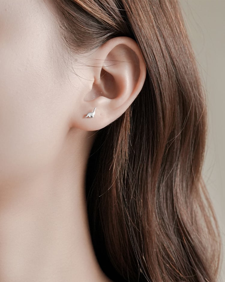 個俏皮銀色小恐龍 耳針/無耳洞黏貼式耳環 模特兒展示