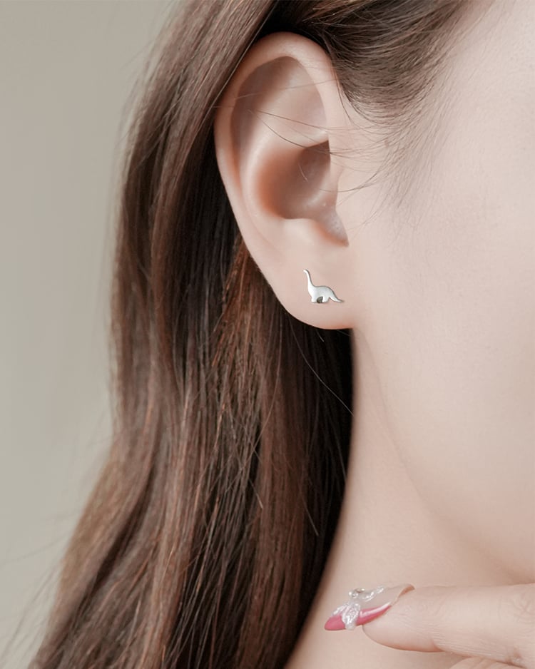 個俏皮銀色小恐龍 耳針/無耳洞黏貼式耳環 模特兒展示