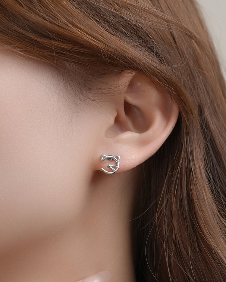 俏皮鏤空貓咪大頭 耳針/無耳洞黏貼式耳環 模特兒展示