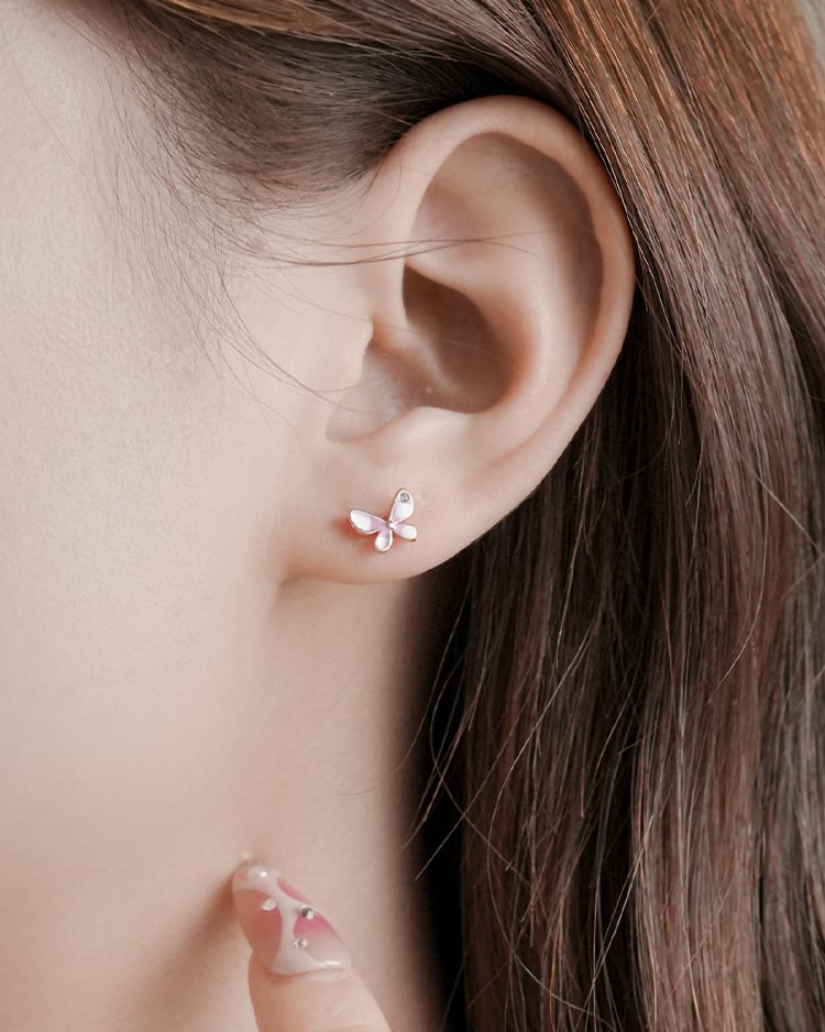 甜美粉白雙色蝴蝶 耳針/無耳洞黏貼式耳環 模特兒展示