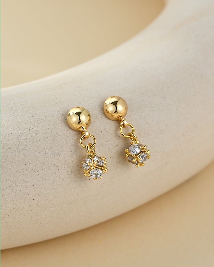 精緻金色鋯石星球 耳針/無耳洞黏貼式耳環 場景展示