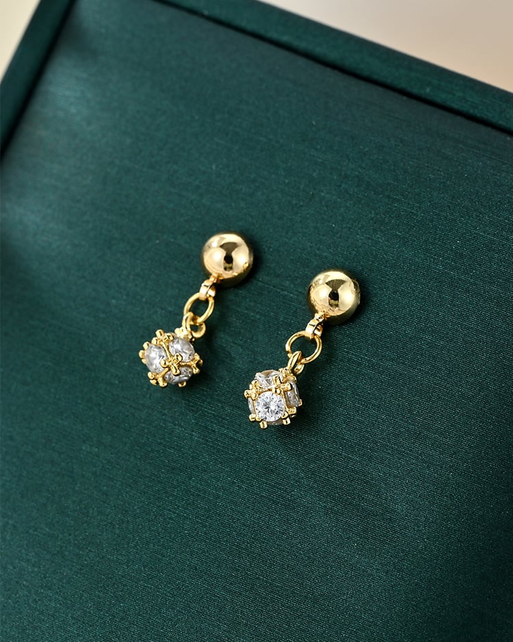 精緻金色鋯石星球 耳針/無耳洞黏貼式耳環 場景展示