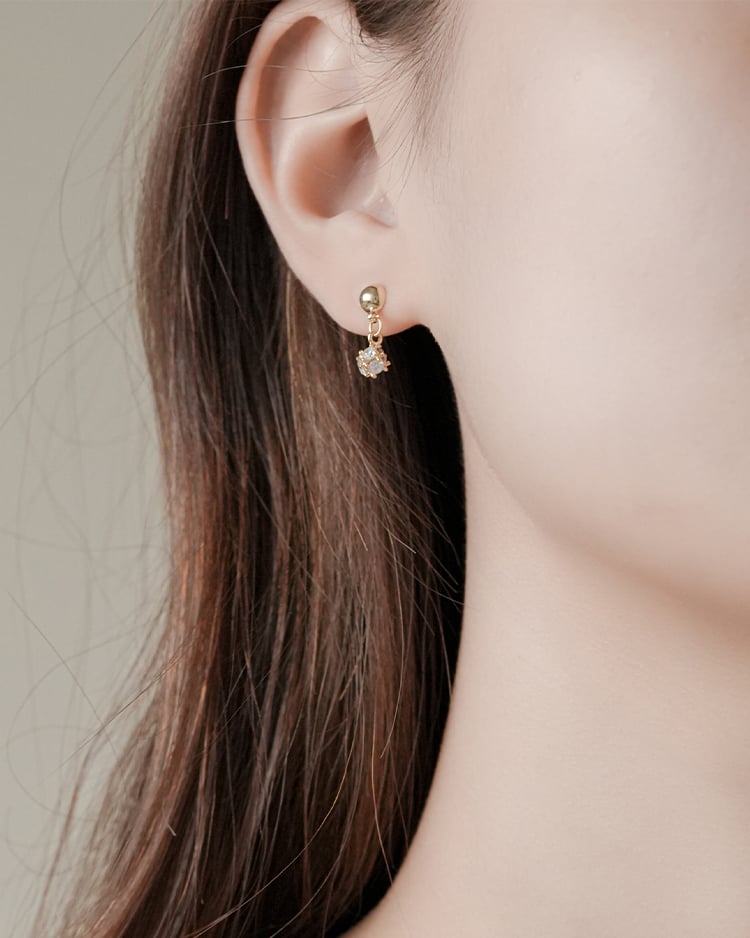 精緻金色鋯石星球 耳針/無耳洞黏貼式耳環 模特兒展示