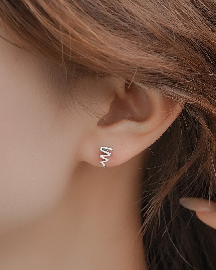 極簡抽象波浪線條 耳針/無耳洞黏貼式耳環 模特兒展示