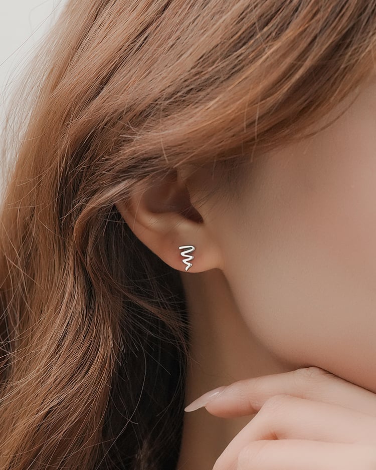 極簡抽象波浪線條 耳針/無耳洞黏貼式耳環 模特兒展示