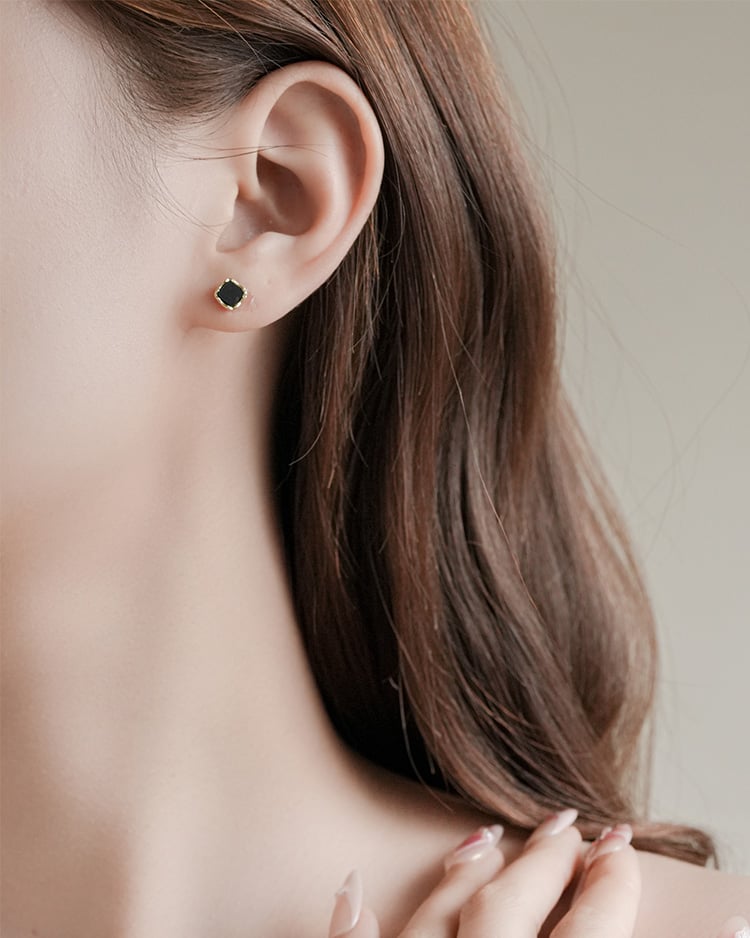 復古金邊黑方塊 耳針/無耳洞黏貼式耳環 模特兒展示