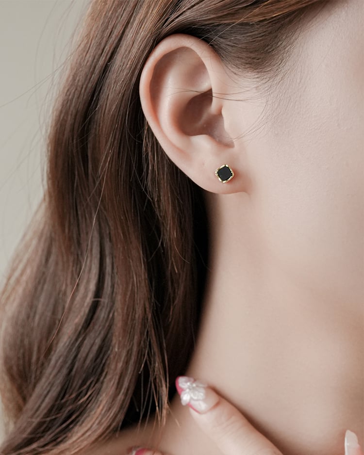 復古金邊黑方塊 耳針/無耳洞黏貼式耳環 模特兒展示