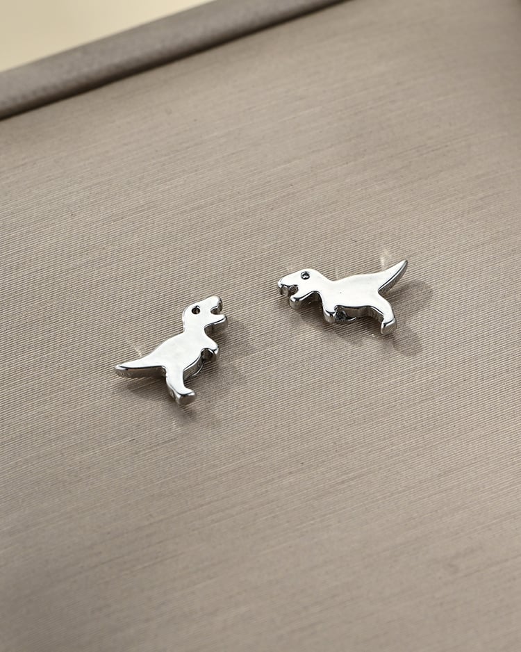 俏皮銀色小暴龍 耳針/無耳洞黏貼式耳環 場景展示