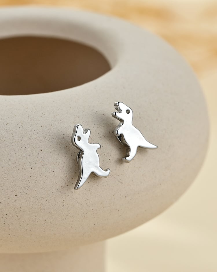俏皮銀色小暴龍 耳針/無耳洞黏貼式耳環 場景展示