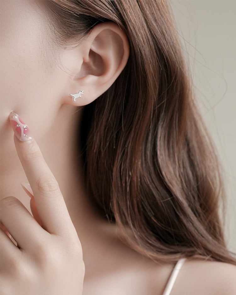 俏皮銀色小暴龍 耳針/無耳洞黏貼式耳環 模特兒展示