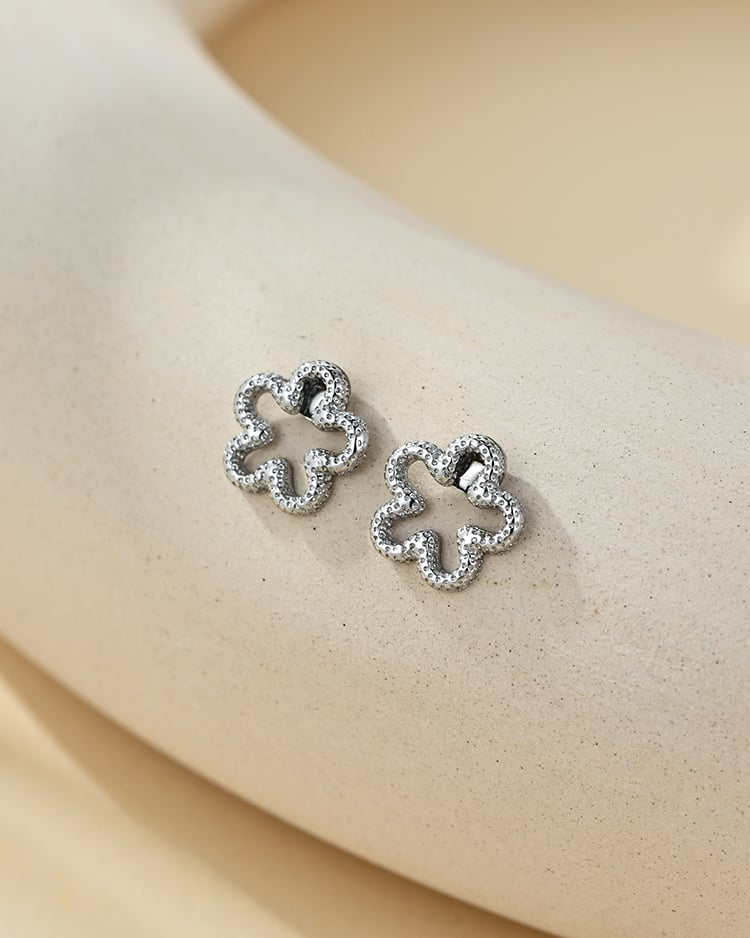 閃耀鑽砂鏤空小花 耳針/無耳洞黏貼式耳環 場景展示