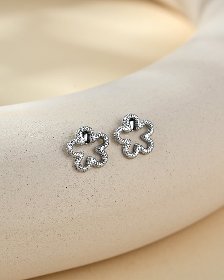 閃耀鑽砂鏤空小花 耳針/無耳洞黏貼式耳環 場景展示