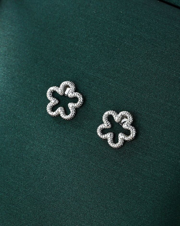 閃耀鑽砂鏤空小花 耳針/無耳洞黏貼式耳環 場景展示