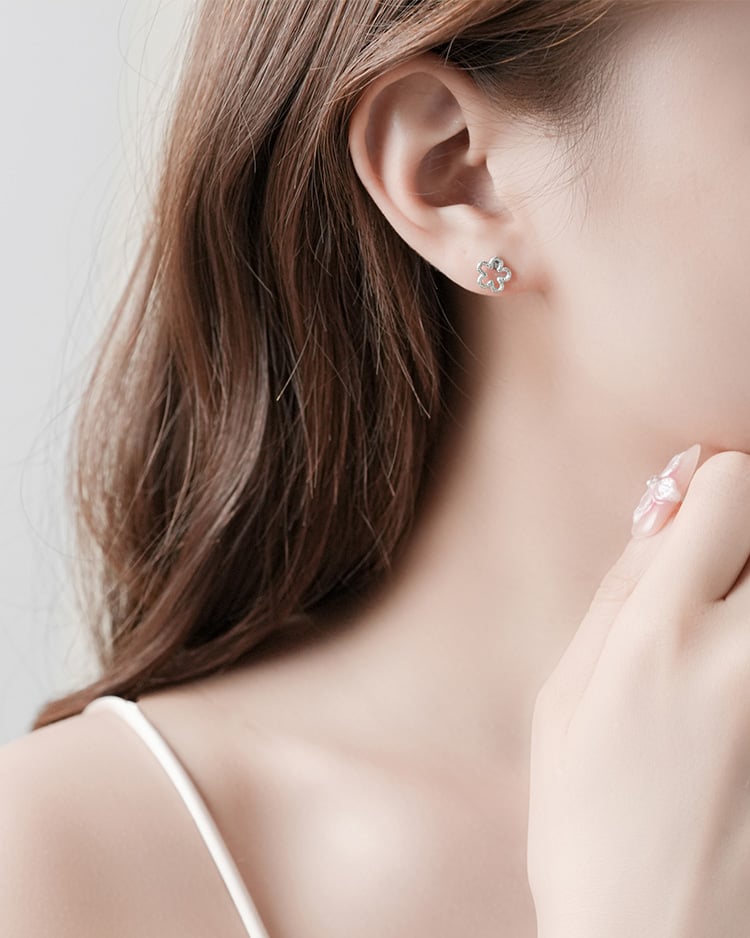 閃耀鑽砂鏤空小花 耳針/無耳洞黏貼式耳環 模特兒展示