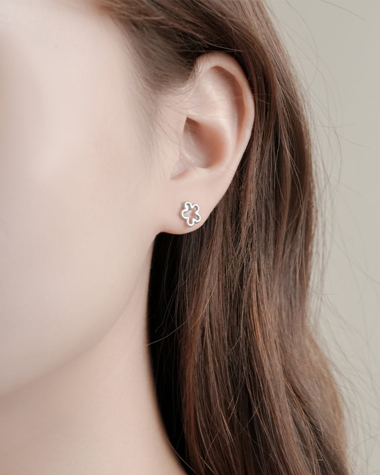 閃耀鑽砂鏤空小花 耳針/無耳洞黏貼式耳環 模特兒展示