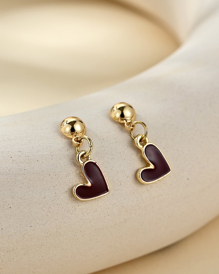 復古酒紅愛心垂墜 耳針/無耳洞黏貼式耳環 場景展示