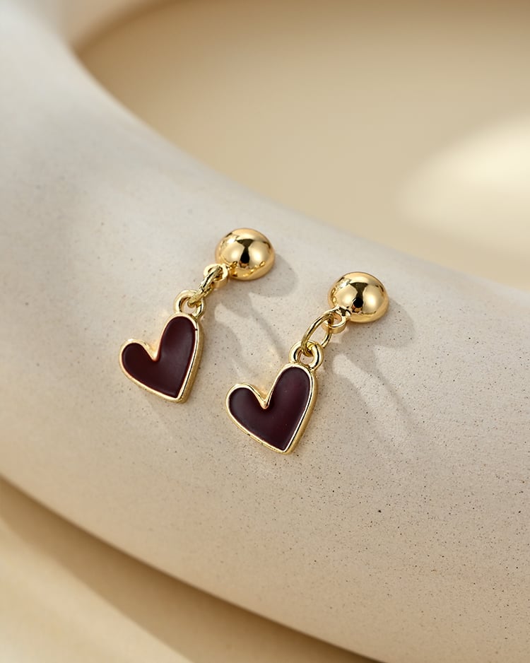 復古酒紅愛心垂墜 耳針/無耳洞黏貼式耳環 場景展示