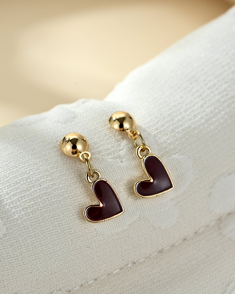 復古酒紅愛心垂墜 耳針/無耳洞黏貼式耳環 場景展示