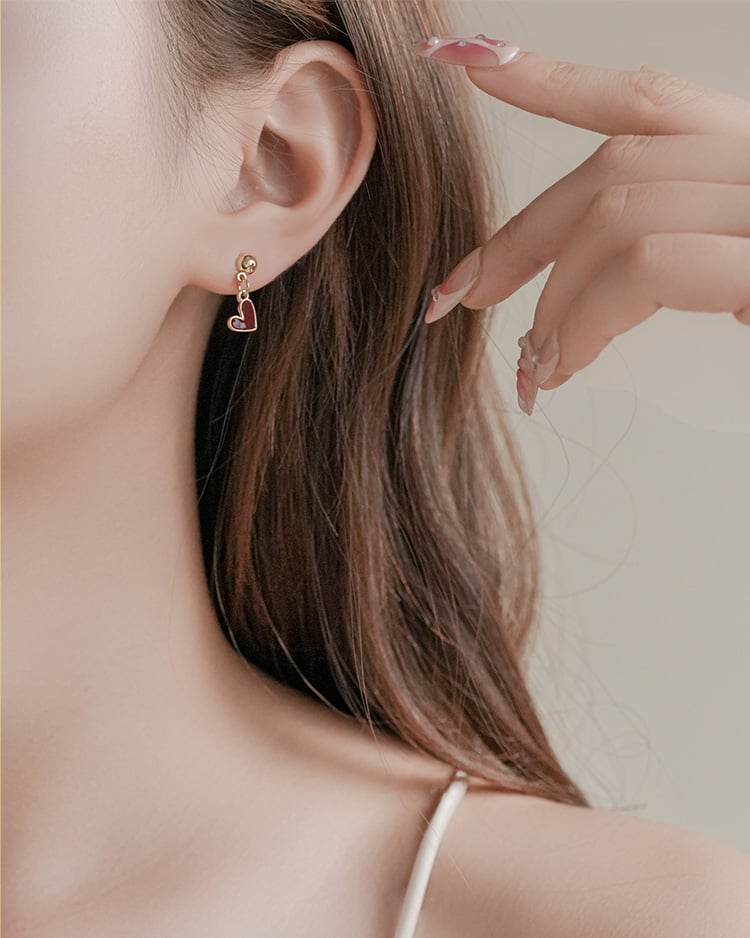 復古酒紅愛心垂墜 耳針/無耳洞黏貼式耳環 模特兒展示