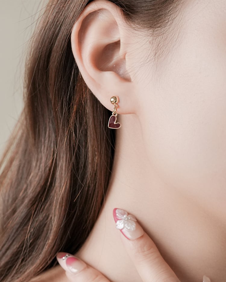 復古酒紅愛心垂墜 耳針/無耳洞黏貼式耳環 模特兒展示