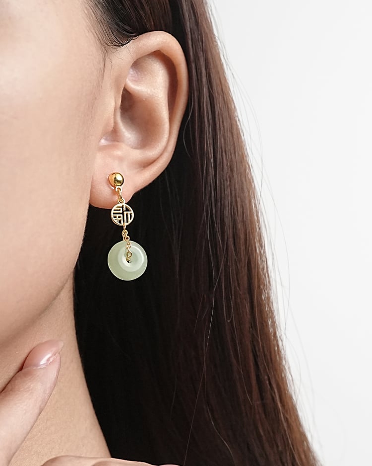 古韻福字平安玉 耳針/無耳洞黏貼式耳環 模特兒展示