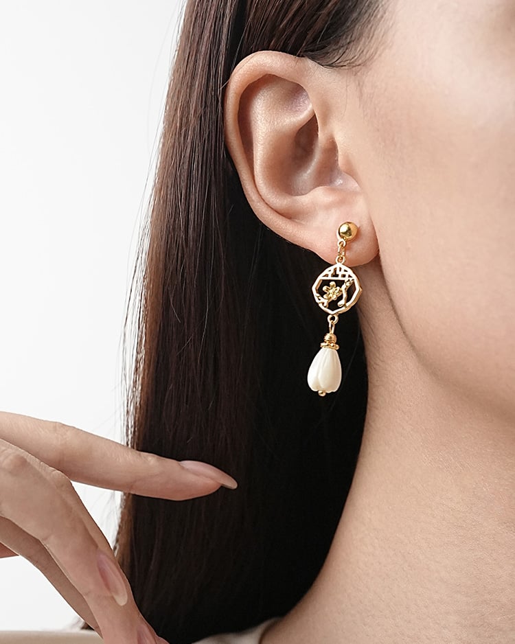 窗映簍空春櫻 耳針/無耳洞黏貼式耳環 模特兒展示