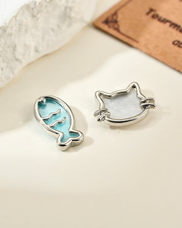 萌貓戲魚不對稱 耳針/無耳洞黏貼式耳環 場景展示