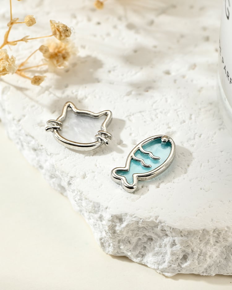 萌貓戲魚不對稱 耳針/無耳洞黏貼式耳環 場景展示