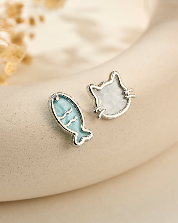 萌貓戲魚不對稱 耳針/無耳洞黏貼式耳環 場景展示