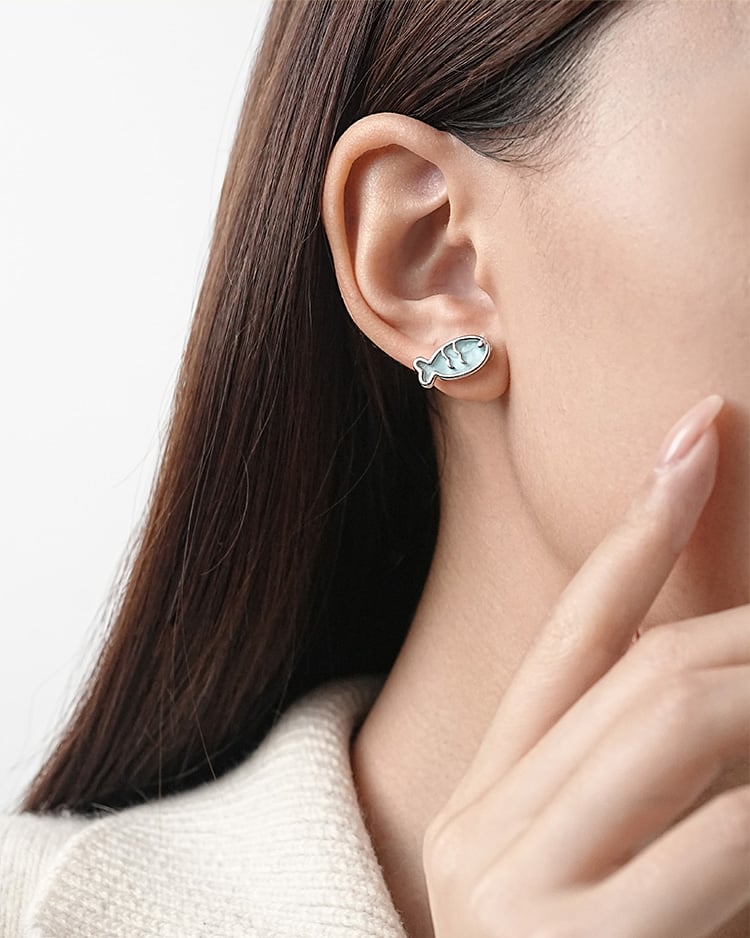 萌貓戲魚不對稱 耳針/無耳洞黏貼式耳環 模特兒展示