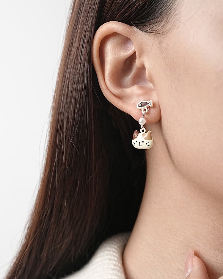 三花貓與小魚 耳針/無耳洞黏貼式耳環 模特兒展示