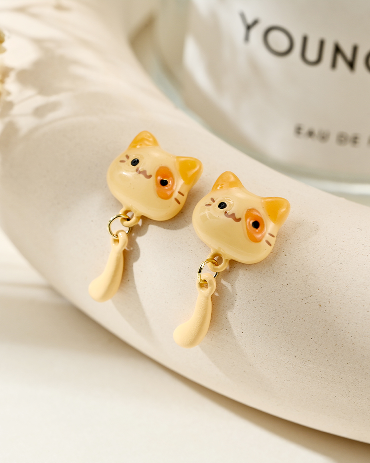 貓咪垂墜尾巴 耳針/無耳洞黏貼式耳環 場景展示