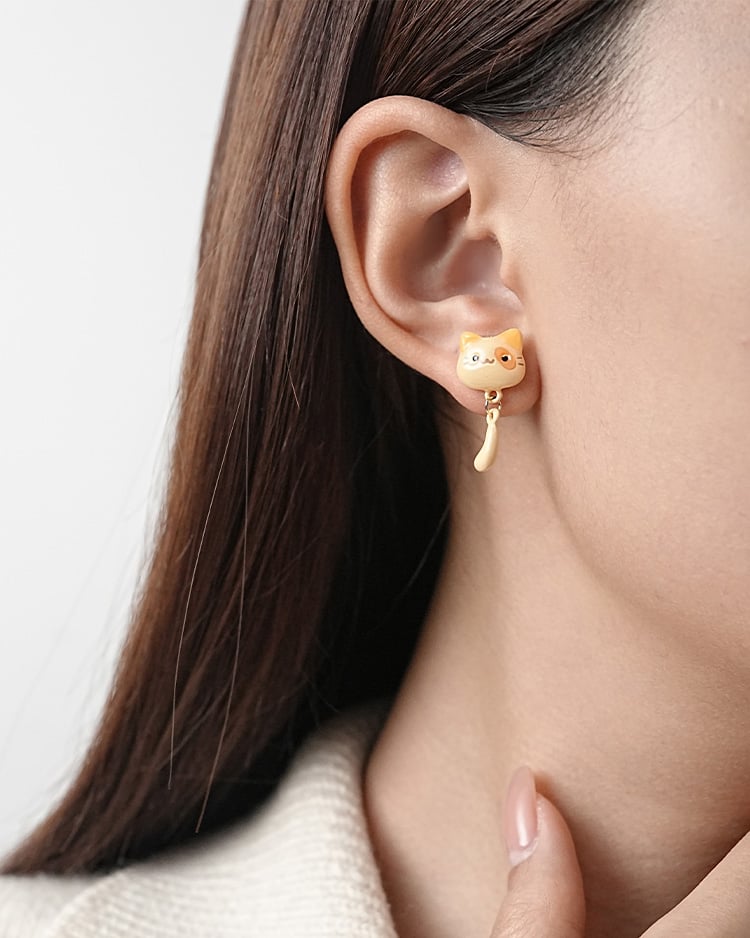 貓咪垂墜尾巴 耳針/無耳洞黏貼式耳環 模特兒展示