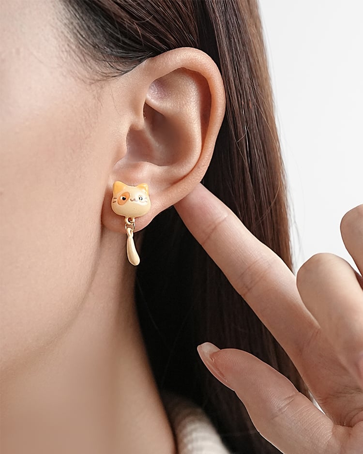 貓咪垂墜尾巴 耳針/無耳洞黏貼式耳環 模特兒展示