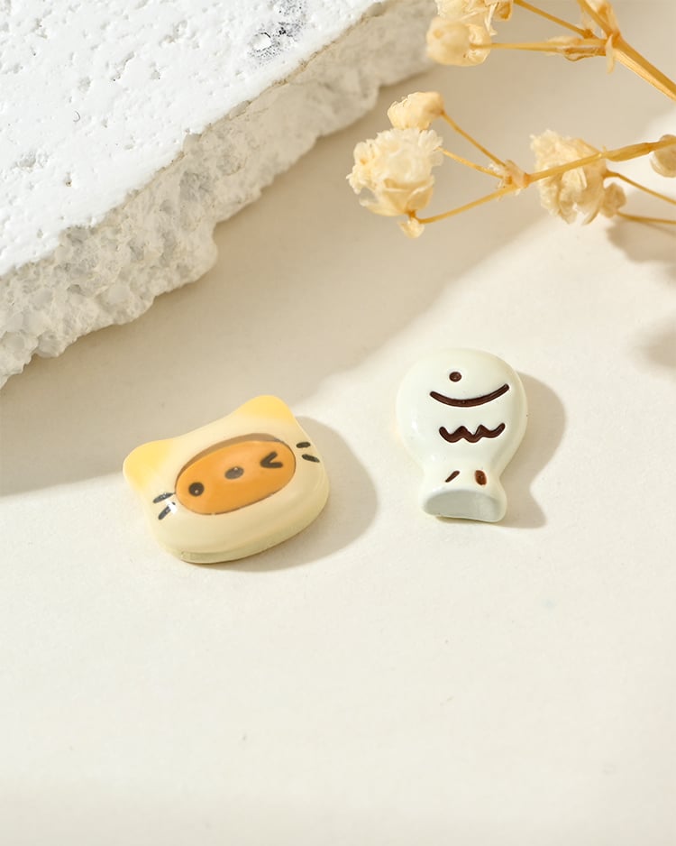 米色陶瓷貓咪小魚 耳針/無耳洞黏貼式耳環 場景展示