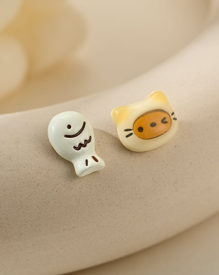 米色陶瓷貓咪小魚 耳針/無耳洞黏貼式耳環 場景展示