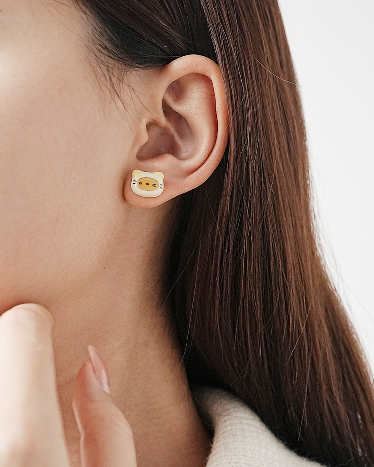 米色陶瓷貓咪小魚 耳針/無耳洞黏貼式耳環 模特兒展示