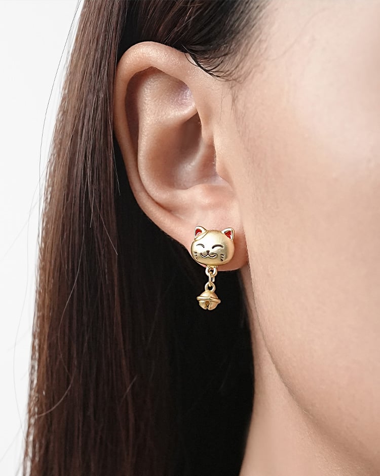 開運招財小貓 耳針/無耳洞黏貼式耳環 模特兒展示