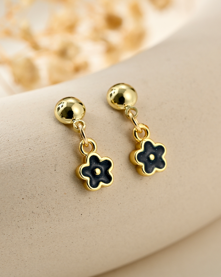 優雅金屬小花 耳針/無耳洞黏貼式耳環 場景展示