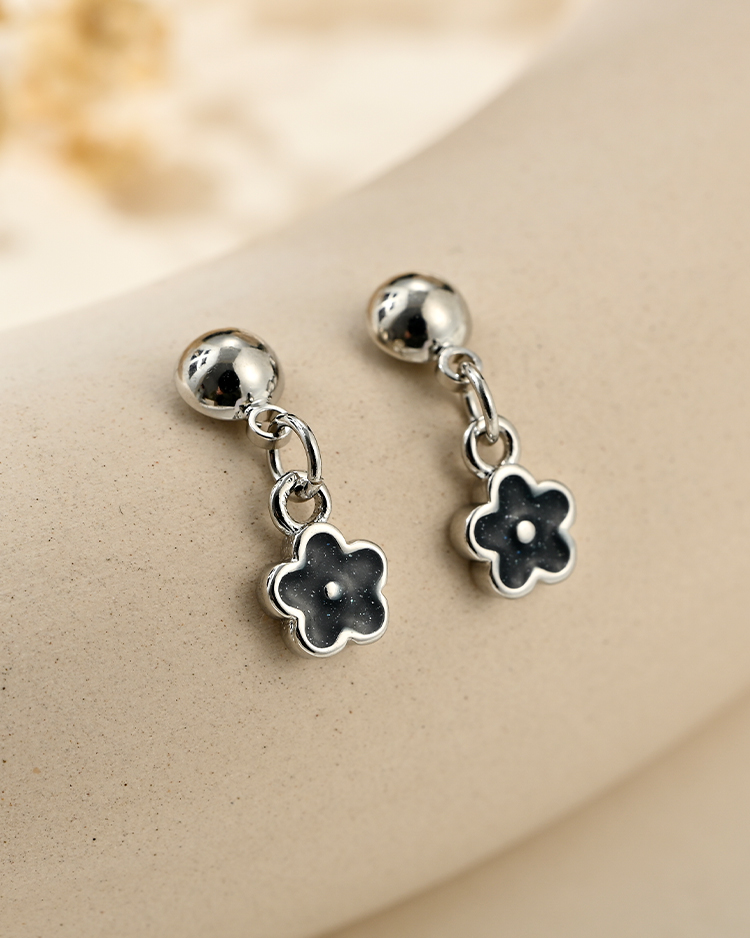 優雅金屬小花 耳針/無耳洞黏貼式耳環 場景展示