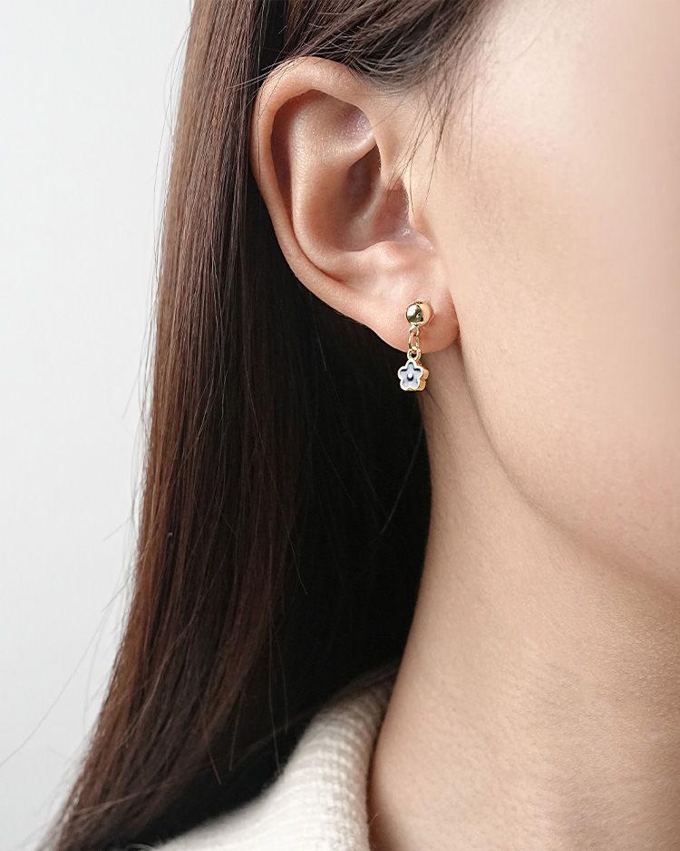 優雅金屬小花 耳針/無耳洞黏貼式耳環 模特兒展示