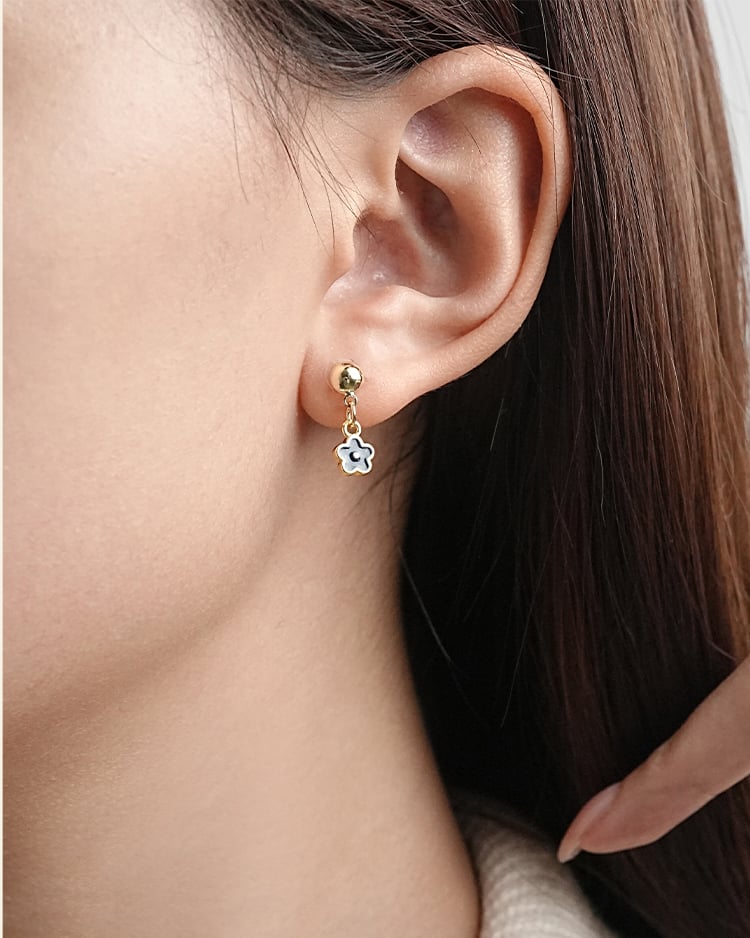 優雅金屬小花 耳針/無耳洞黏貼式耳環 模特兒展示