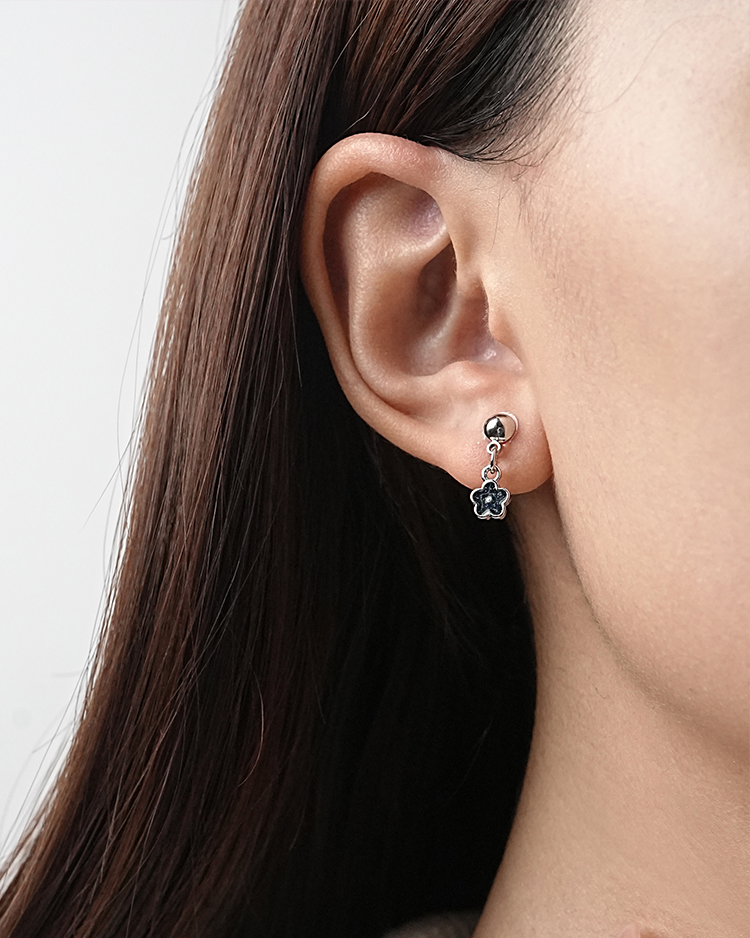 優雅金屬小花 耳針/無耳洞黏貼式耳環 模特兒展示