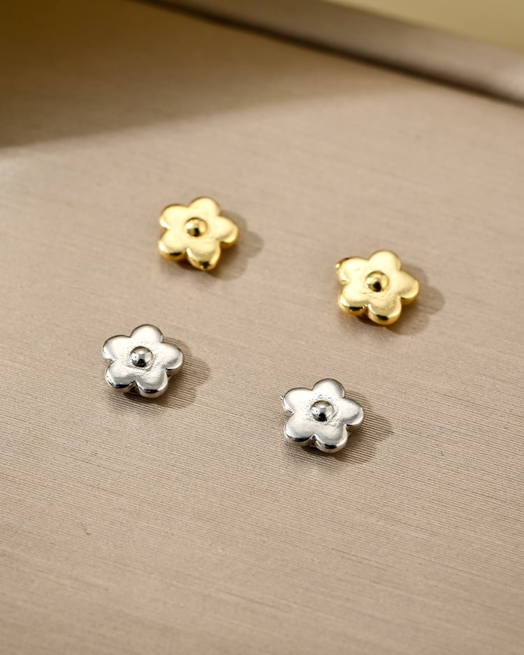 極簡優雅小花 耳針/無耳洞黏貼式耳環 場景展示