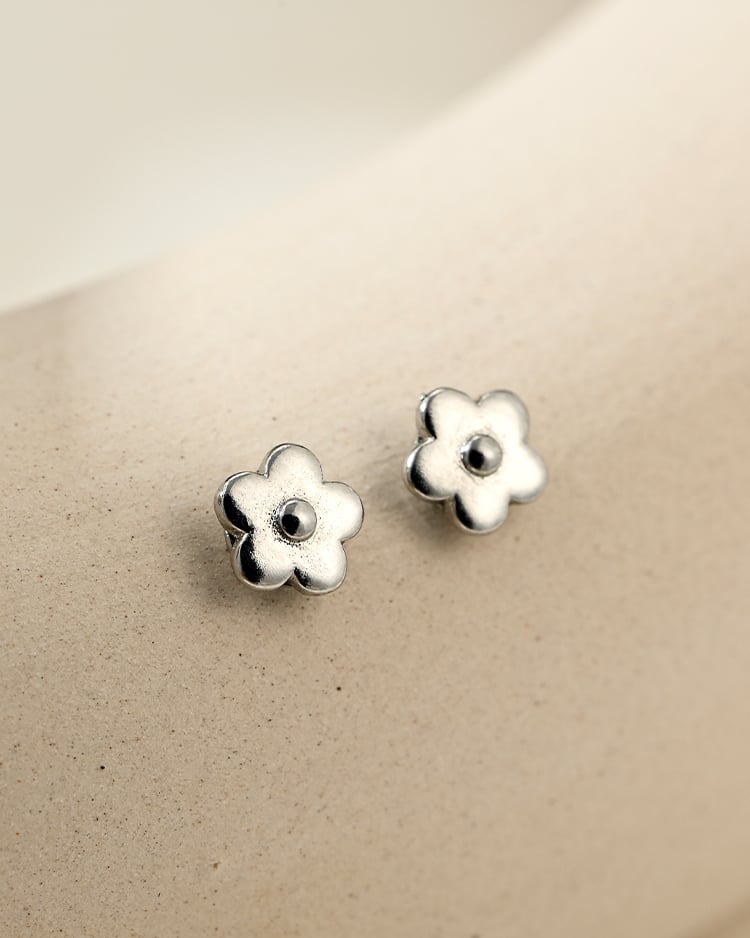 極簡優雅小花 耳針/無耳洞黏貼式耳環 場景展示