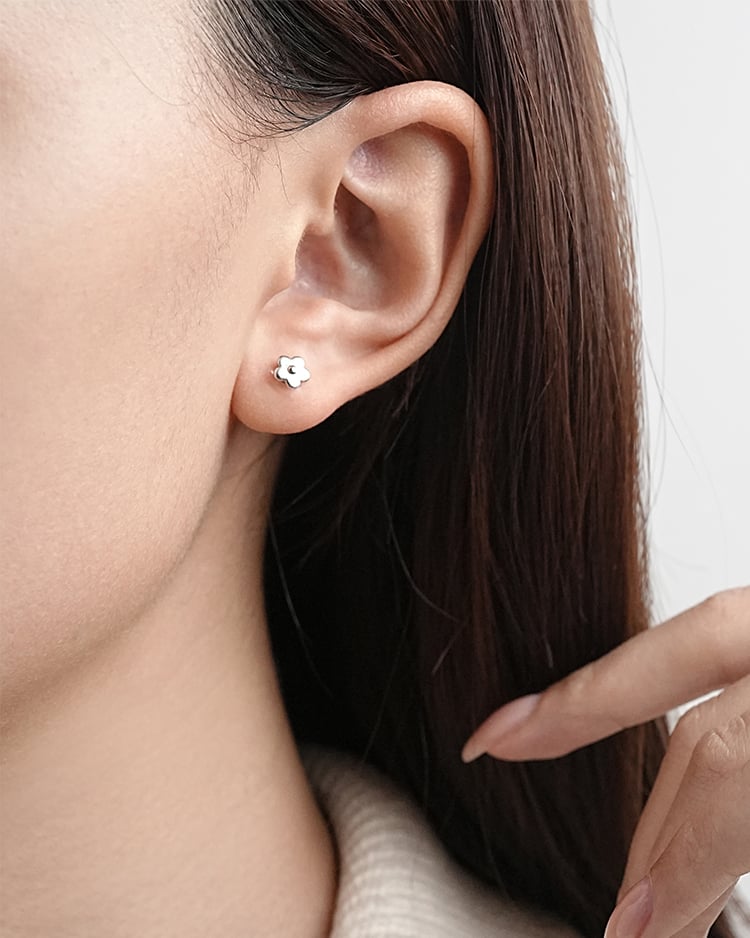 極簡優雅小花 耳針/無耳洞黏貼式耳環 模特兒展示