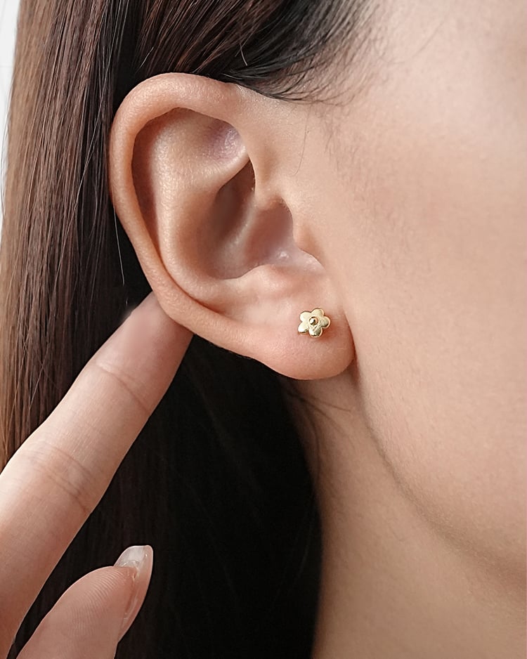 極簡優雅小花 耳針/無耳洞黏貼式耳環 模特兒展示