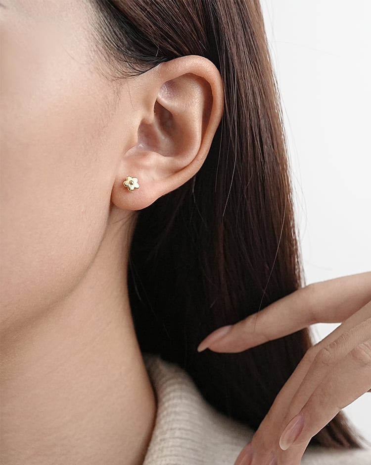 極簡優雅小花 耳針/無耳洞黏貼式耳環 模特兒展示