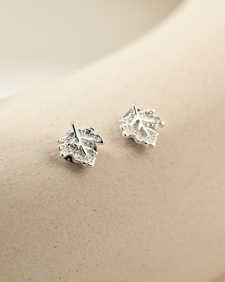 微風銀亮楓葉 耳針/無耳洞黏貼式耳環 場景展示