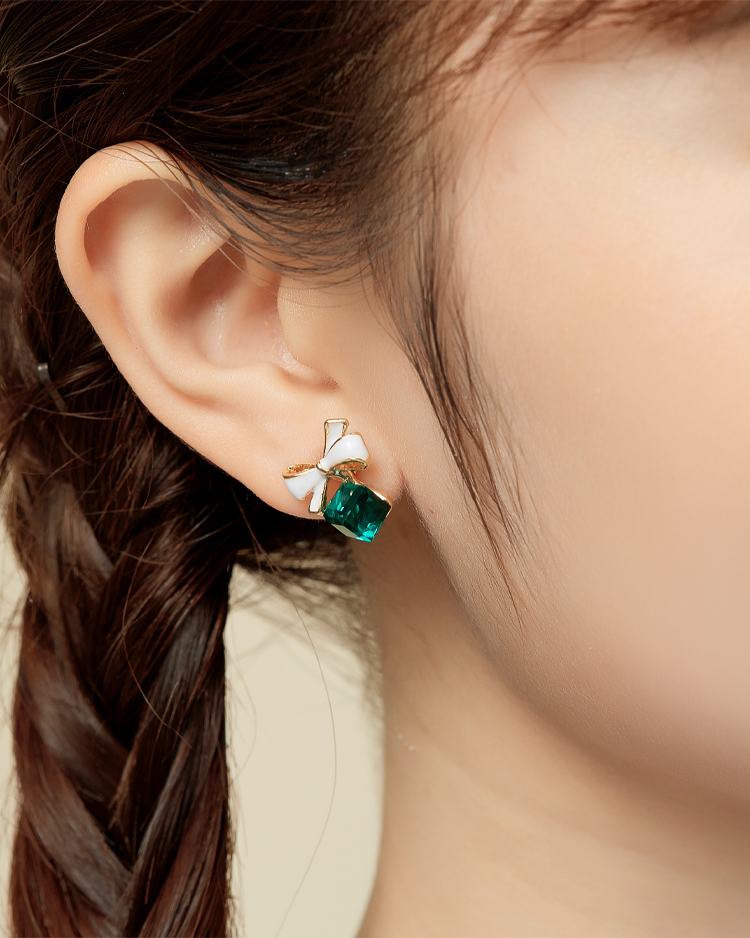 浪漫方塊水晶蝴蝶結 耳針/無耳洞黏貼式耳環 模特兒展示